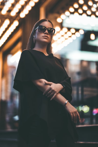女人黑色长袖衬衫穿着黑色太阳镜
